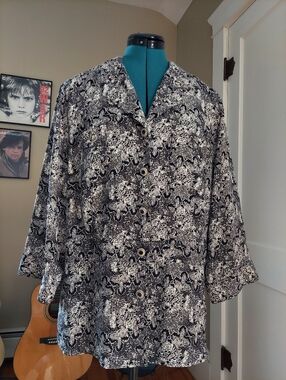 🔴3/$15 Sag Harbor Floral Print Button Down Blouse